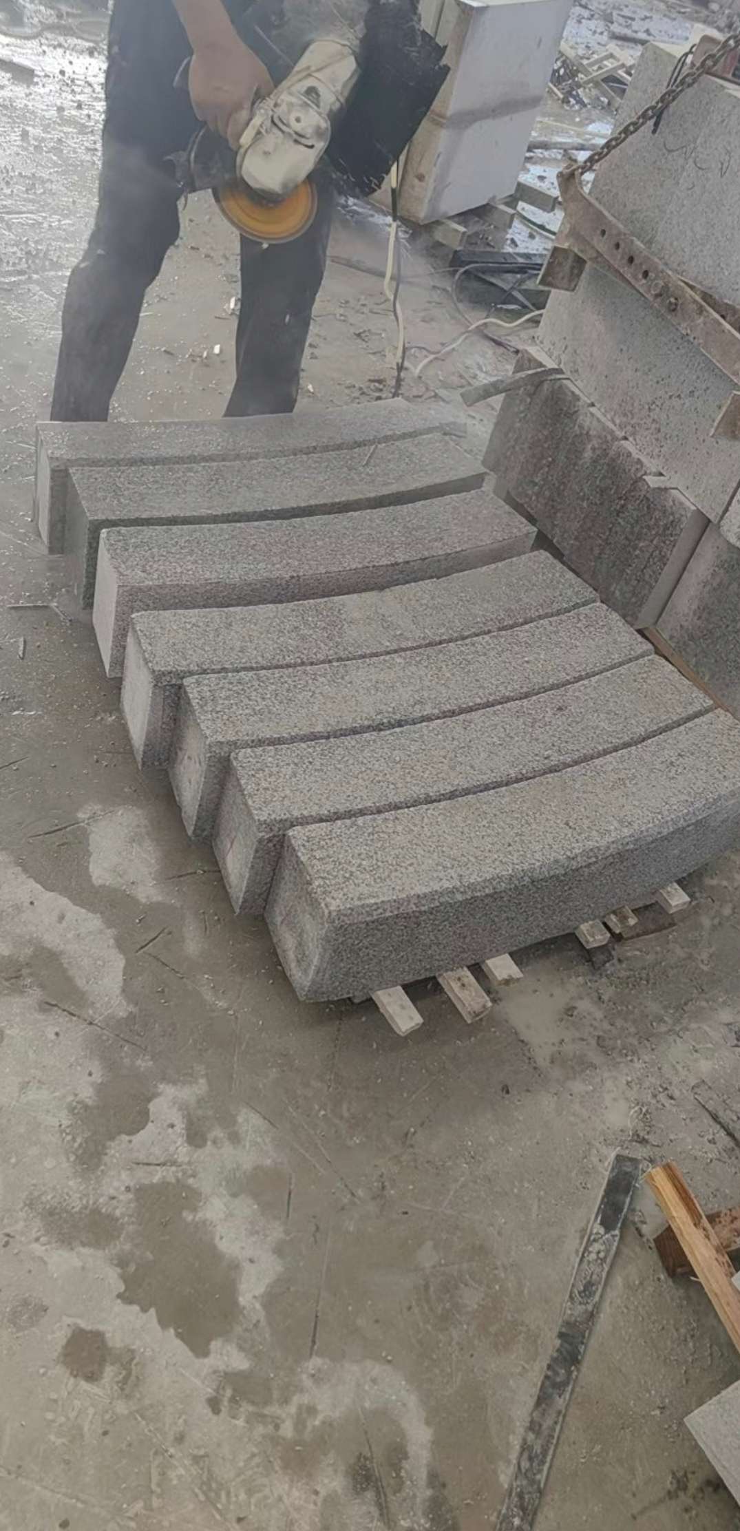 秦皇岛芝麻白弧形路牙石